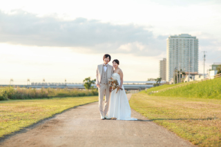 河川敷で夕日撮影