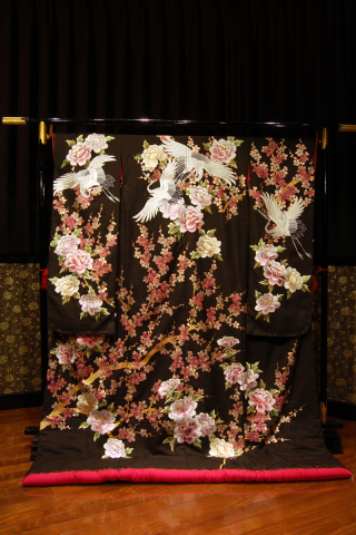 0143029/黒ラメ　鶴　牡丹　梅