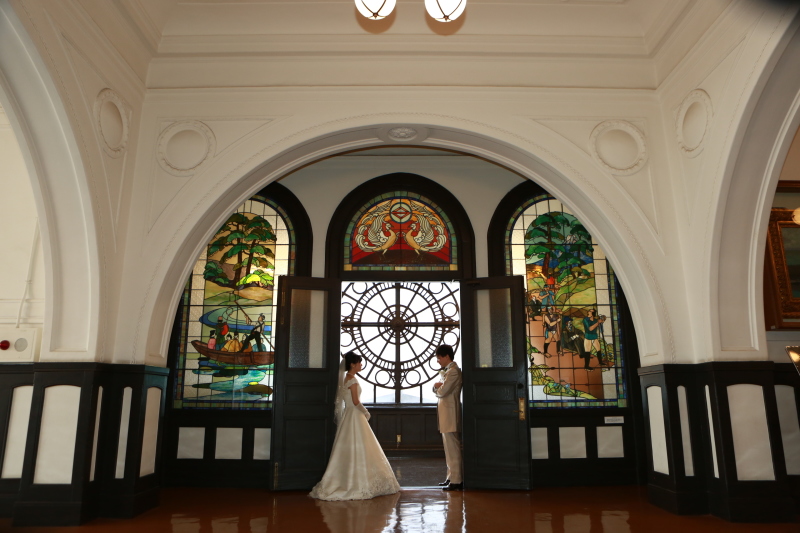 キラキラのステンドグラスの前で