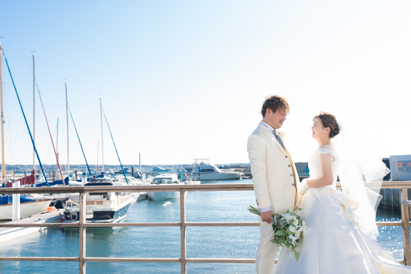 海とヨットをバックに