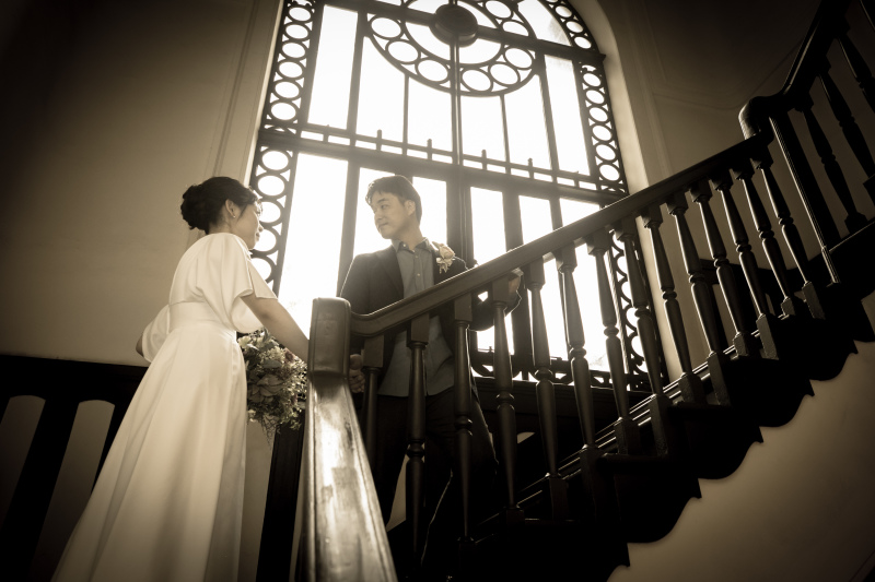 階段でエスコートを