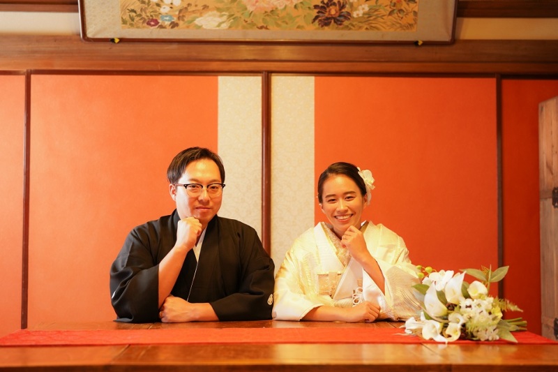 テーブルに座って