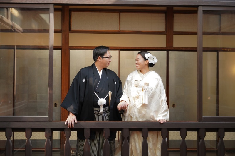 回廊の窓辺にて