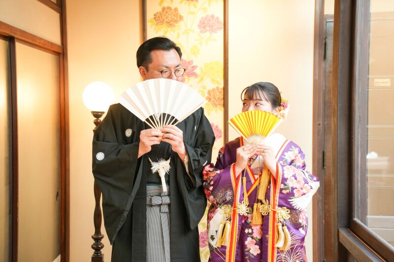 扇子の奥から、ふたりの茶目っ気