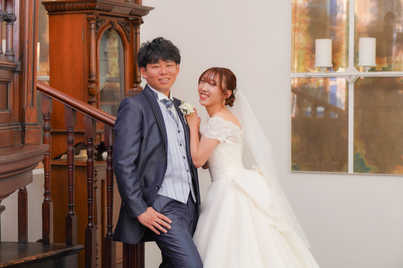 重厚な木目と、透き通るような純白のコントラスト