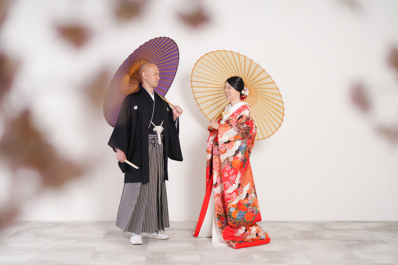 番傘の下、重なり合う二人