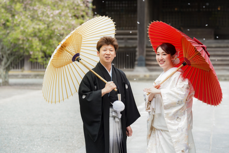 桜の花びらが舞う中・・・
