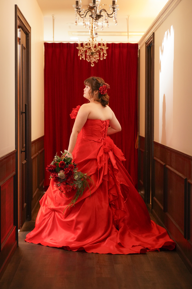 洋館の回廊に、美しく広がるドレスのシルエット