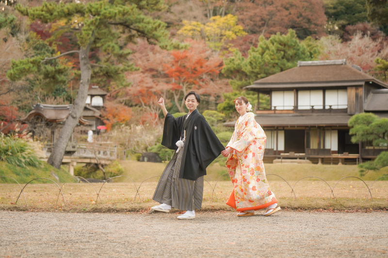 庭園を歩く足取りも軽やかに