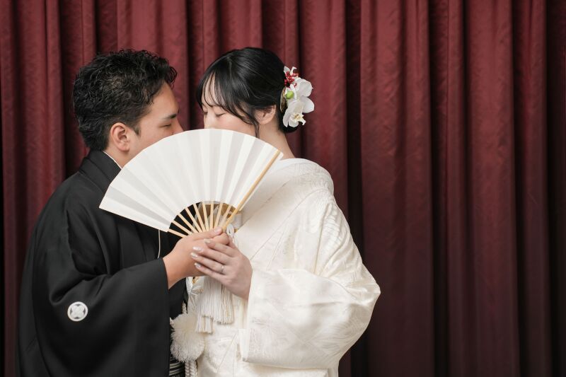 扇子で口元を隠して…ちょっと秘密のポーズ