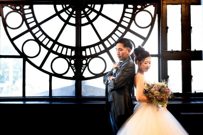 オシャレな窓枠の前で