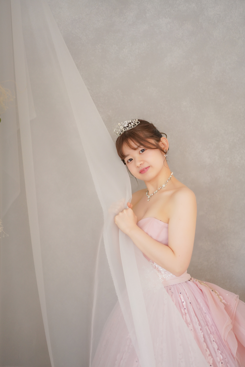 まさにプリンセス。グレー背景で魅せる大人可愛さ
