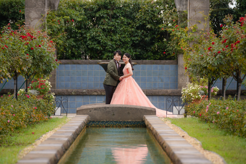 水面に映るふたりの姿も、アートに