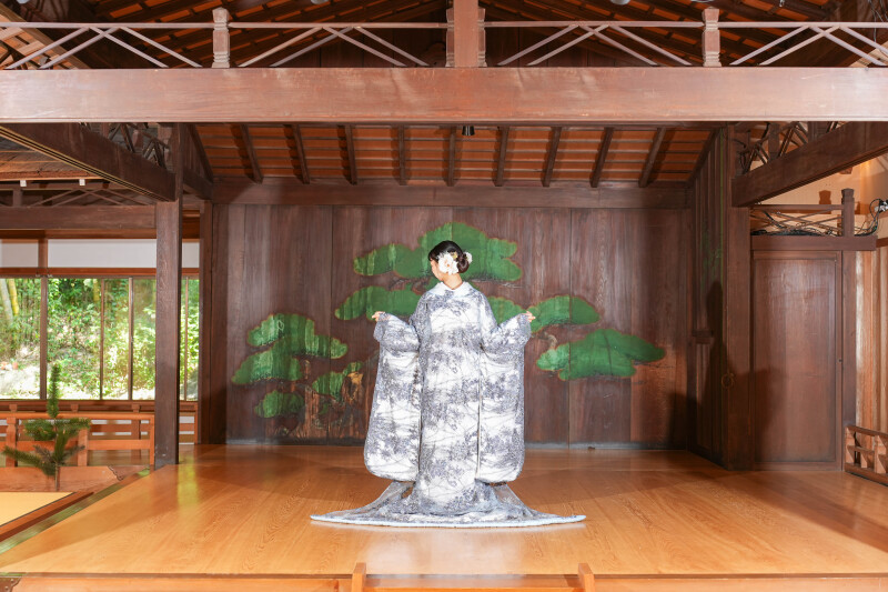 松の緑に寄り添う、後ろ姿