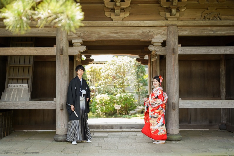 境内の門の前で、パチリ!