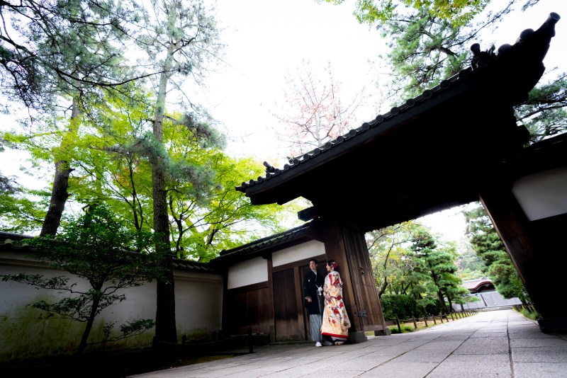 大きな門の前でかっこよく