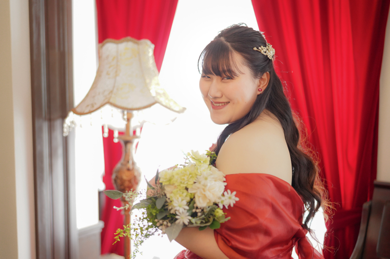 ドレスに合わせた小物にも注目