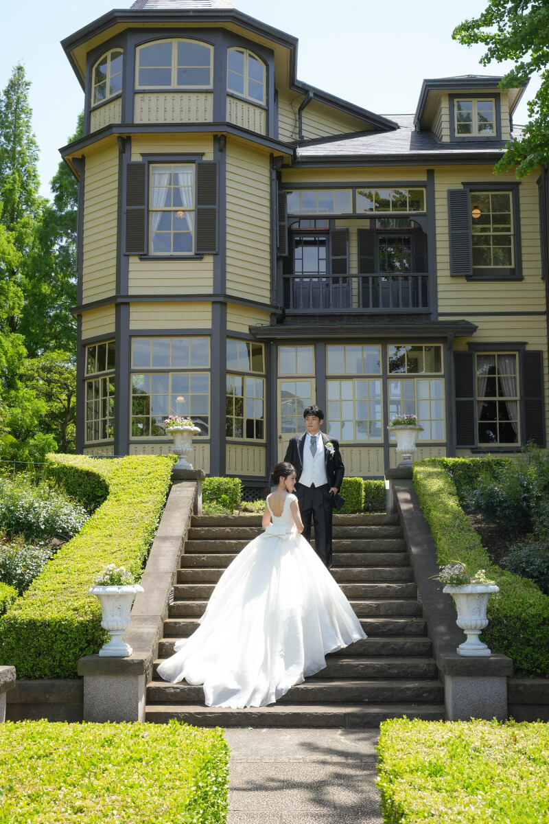 レトロな洋館と緑の庭園