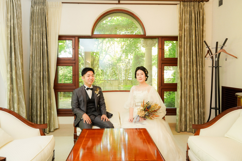 落ち着いた木目と大窓から見える緑が上質さを演出