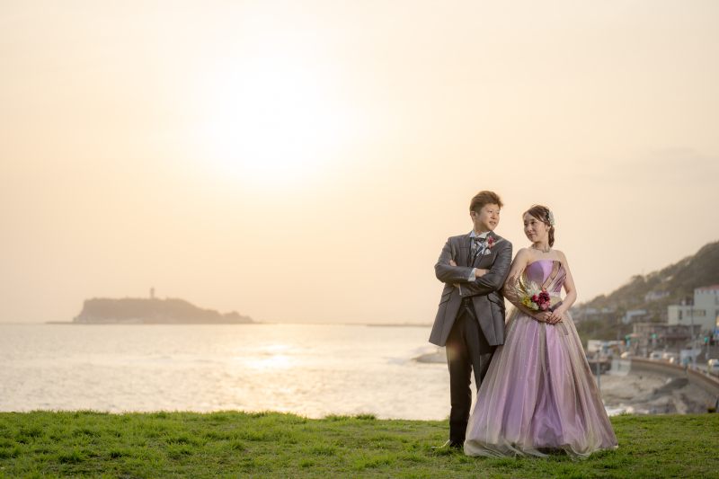 江ノ島をバックに撮影