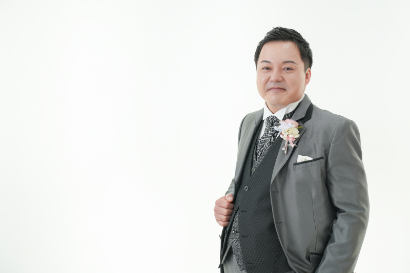 タキシード姿が凛々しい新郎様のソロカット