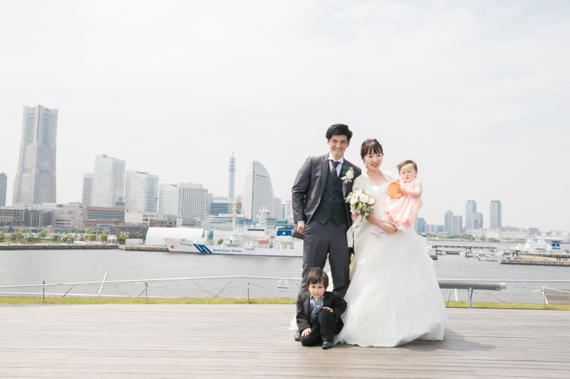 みなとみらいの景色をバックに