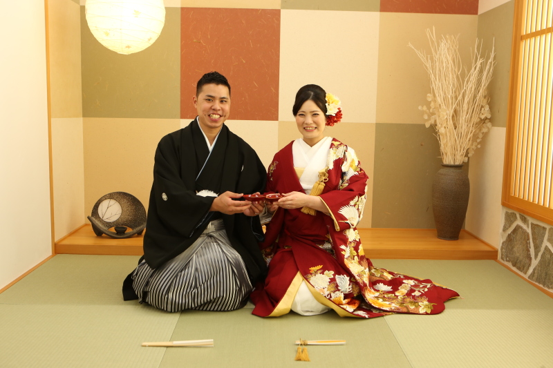 人気の和室で正座ポーズ