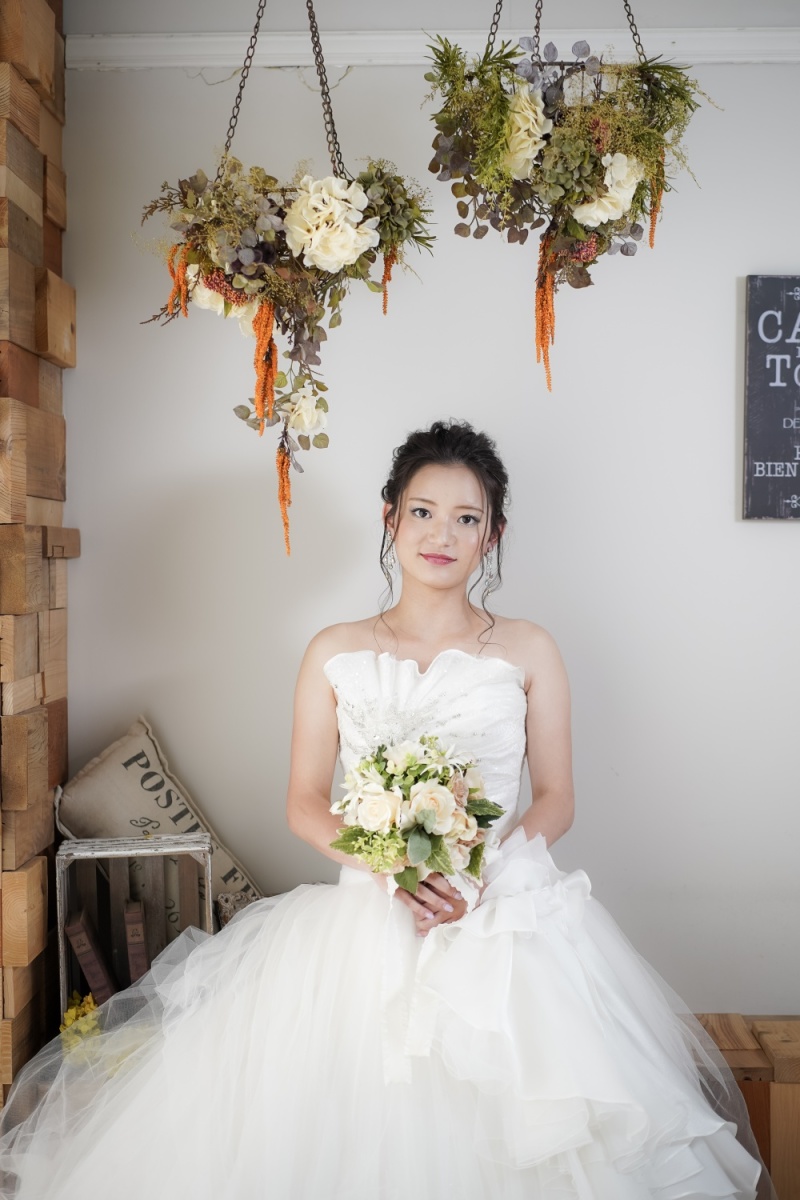 オレンジ色がポイントのフラワーバスケット