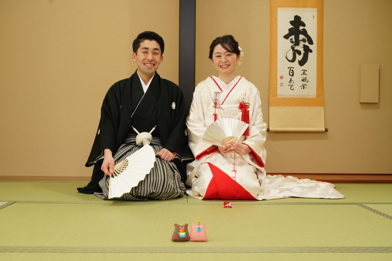 静謐な和室に、お二人の笑顔が満ちる至福の瞬間