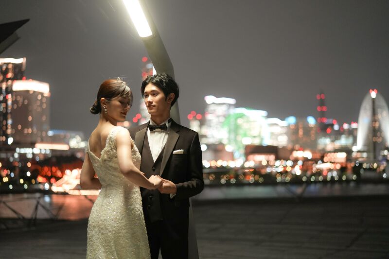 タキシードとドレス。夜景が彩る、魅力のステージ