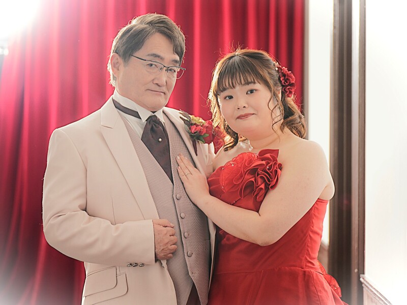 赤のコントラストが美しい、大人ウエディングフォト