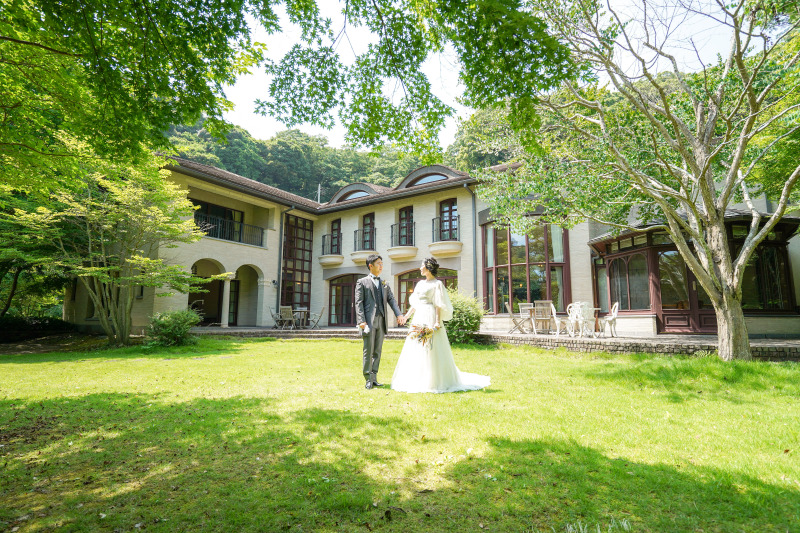 中庭にて緑に囲まれた1枚