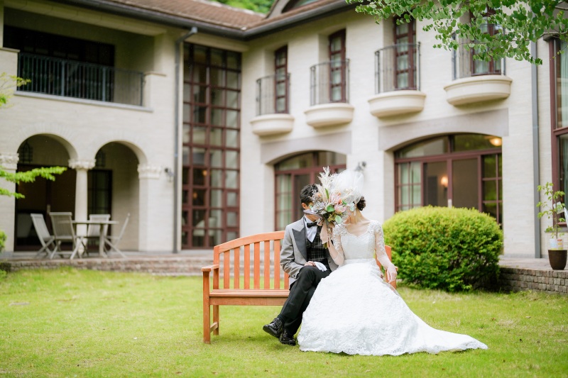 ベンチに座って