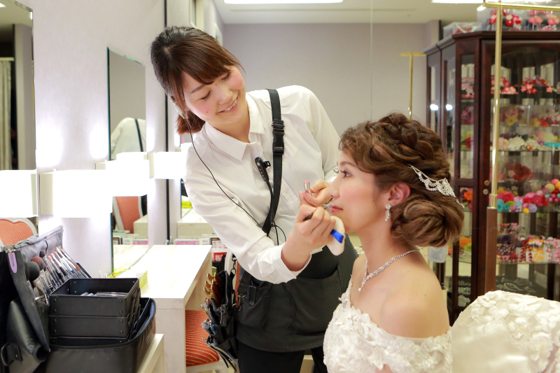 メイクルームはまるで女子会。