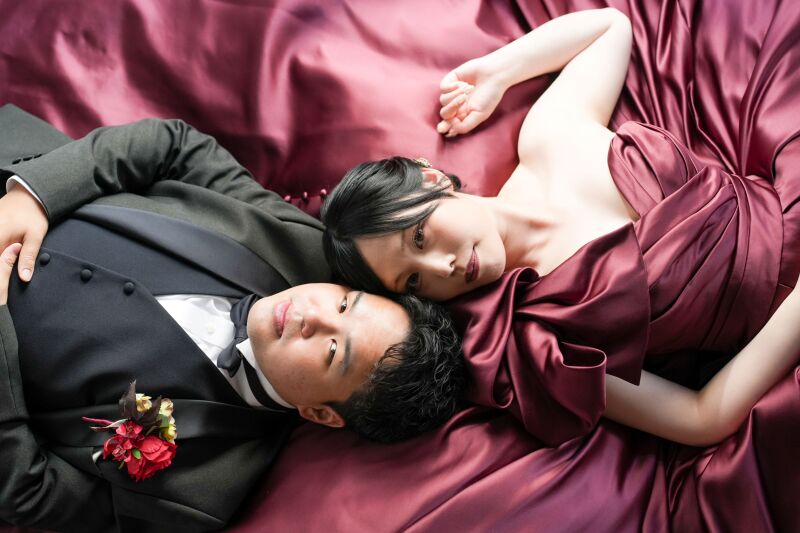 ドレスのフリルをいかした華やかな寝ころびショット