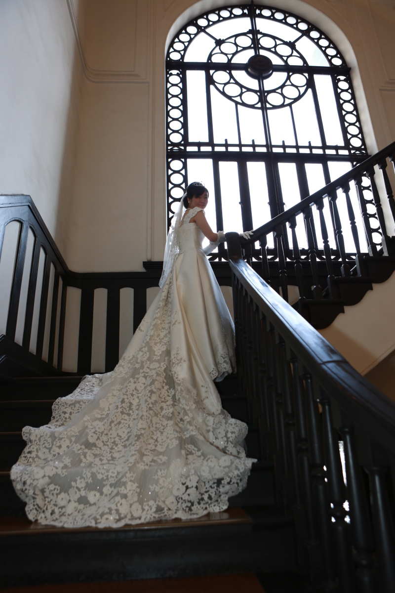 螺旋階段で後姿も美しく