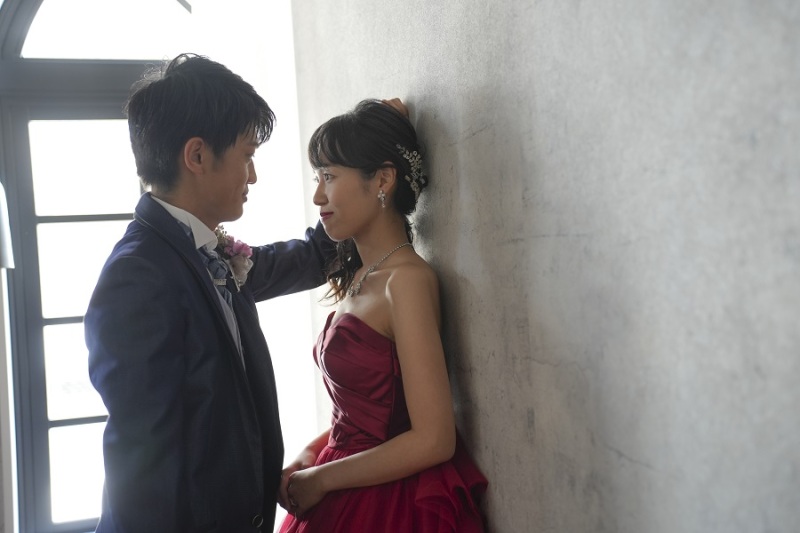 慣れない壁ドンにもチャレンジ