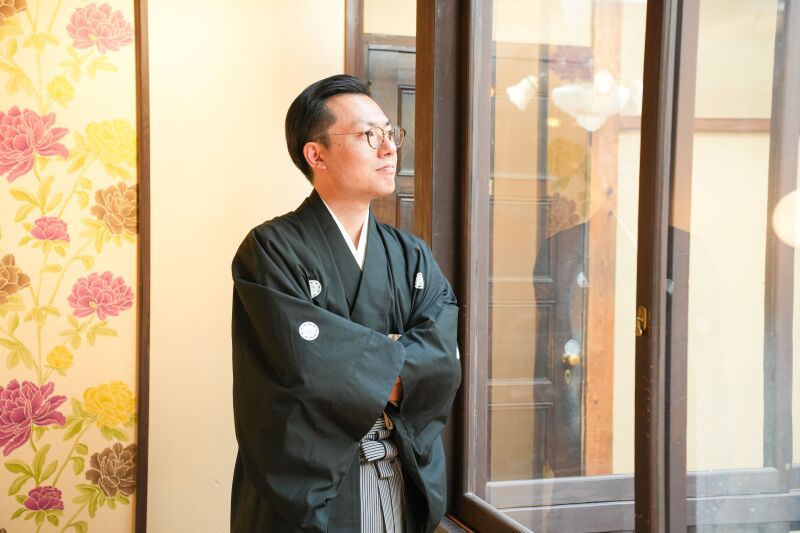 黒紋付に身を包んだ横顔に、頼もしさが宿る