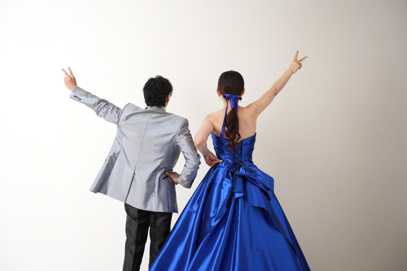 背中合わせ、未来へピース