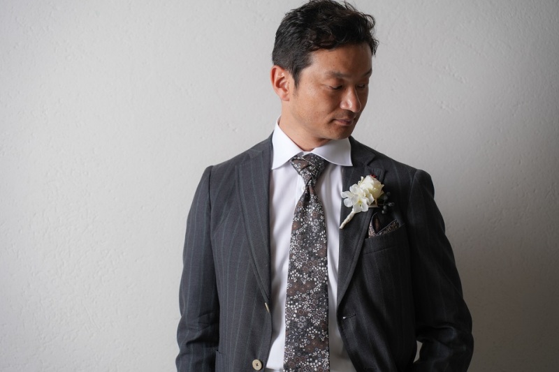 新郎様はスーツで
