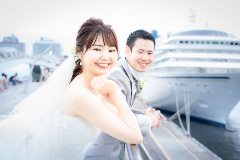 豪華客船をバックに