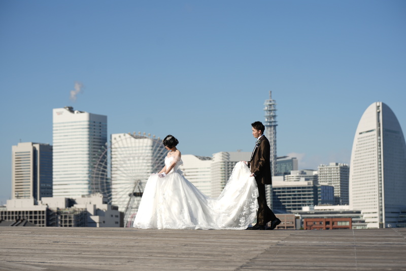 横浜を背景に