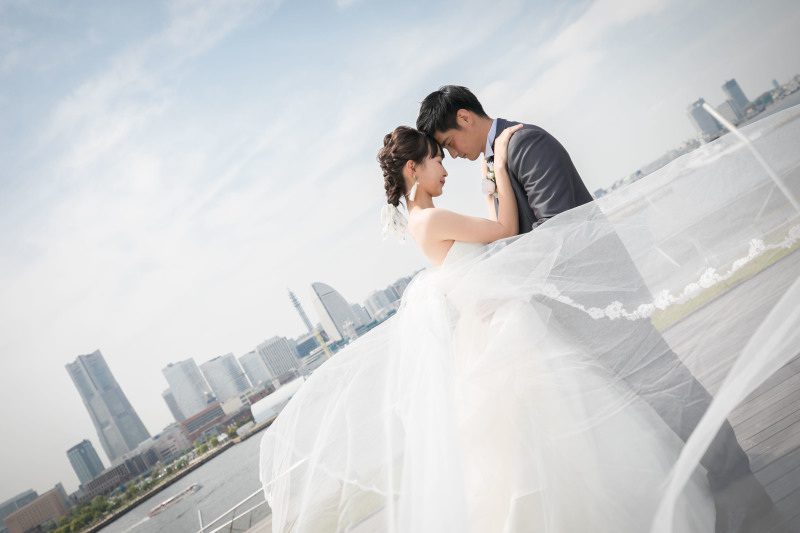 そよ風にベールをなびかせて