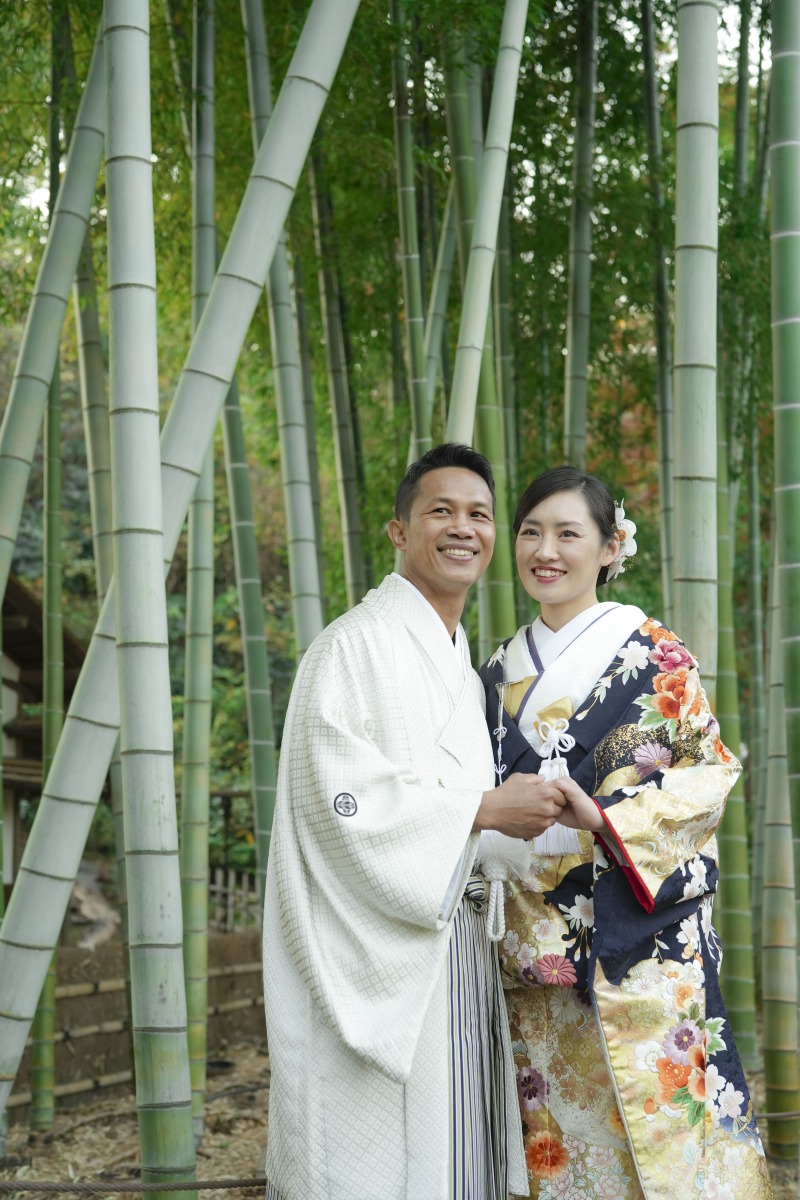 竹林を背景に…