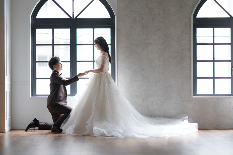 窓からの光。重なる手と手