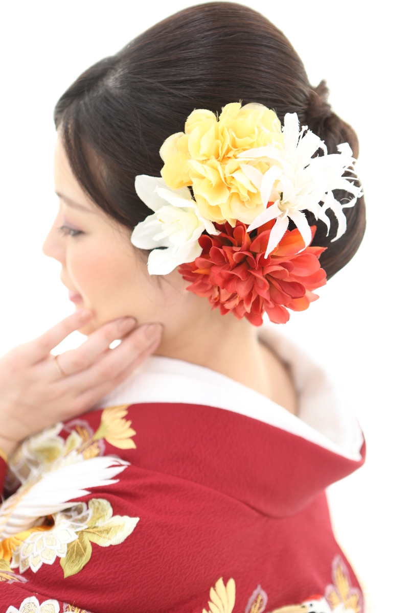 ヘアスタイルもおしとやかに