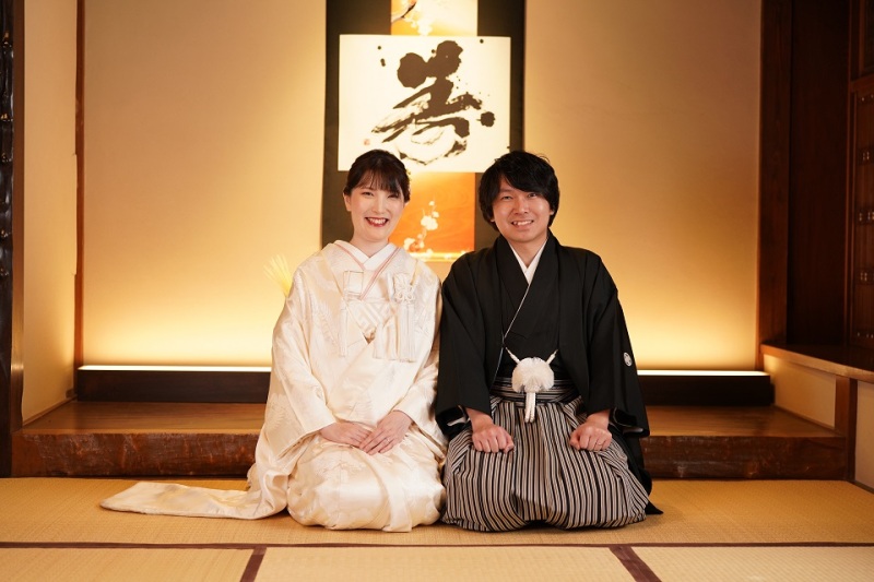 掛け軸を背景に