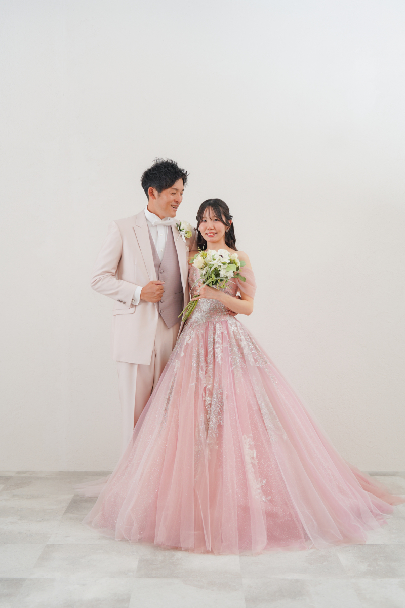 優しい笑顔とピンクのドレスが織りなす温かなの時間