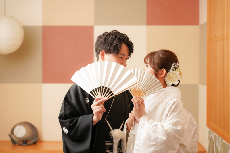 伝統&times;遊び心。思わず真似したくなる扇子隠しポーズ