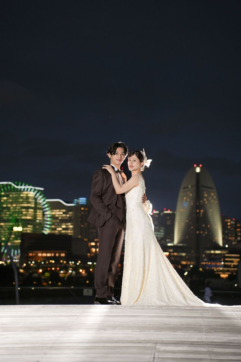 夜景に溶け込む、二人のシルエット